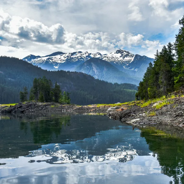 7 Photos That Will Inspire You to Kayak This Beautiful Lake in the North Cascade Mountains