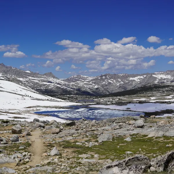 Backpacking into the Eastern Sierra: Honeymoon Lake via Piute Pass 
