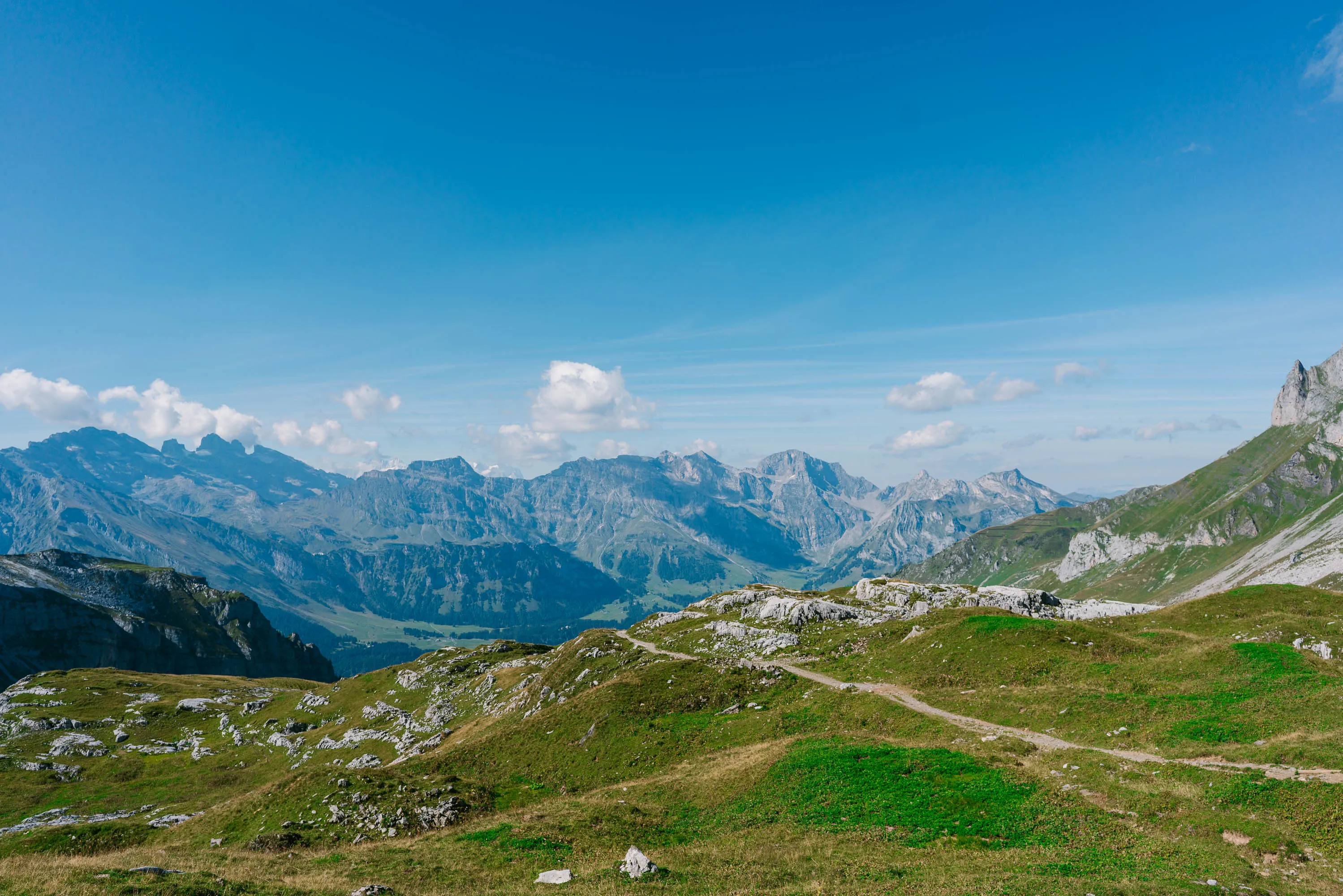 Hike to Rugghubelhütte via Brunnihutte