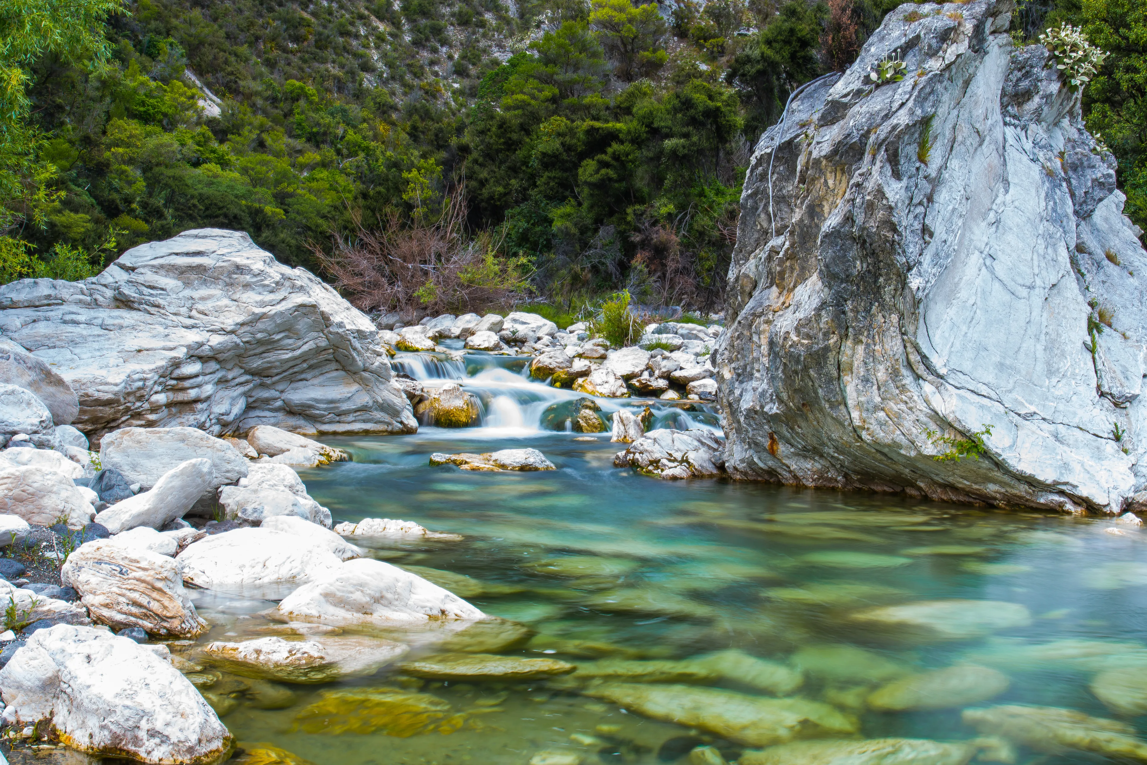 Hike through Sawcut Gorge
