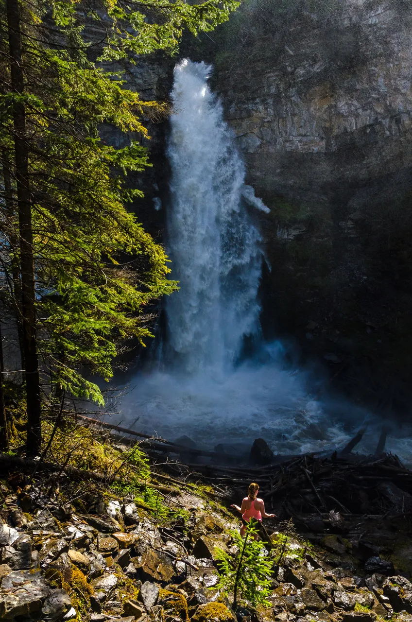 Hike to Nesbitts Knee Falls