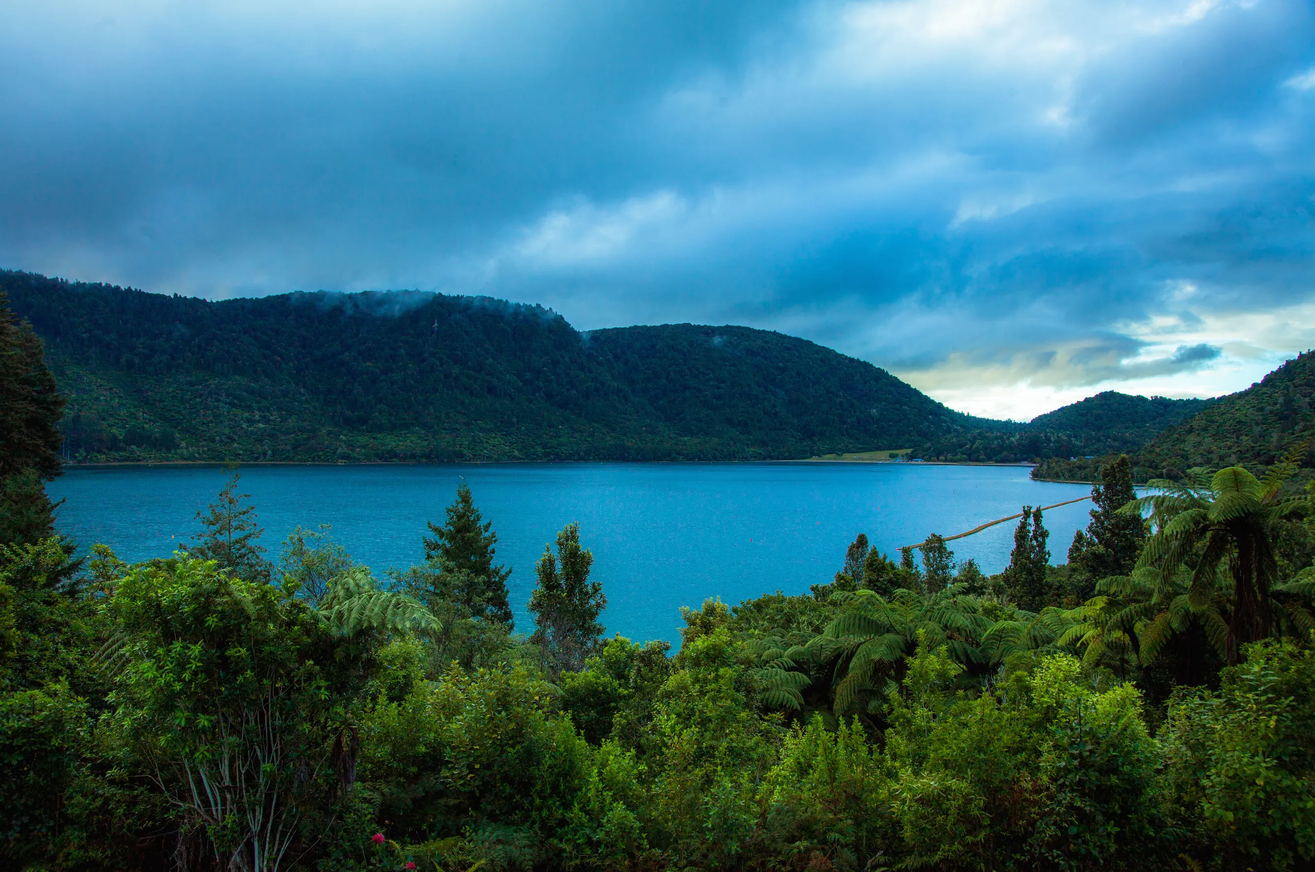Hike around Lake Tikitapu