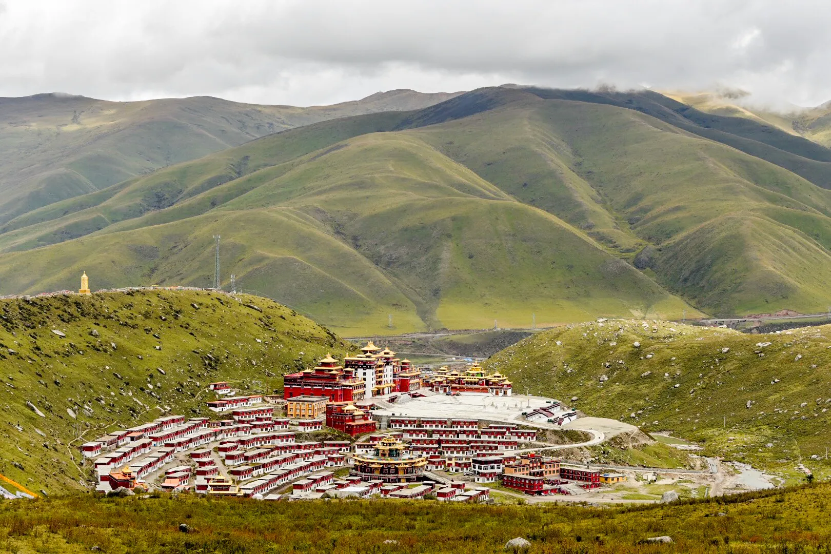 Hike the Zhuqing Monastery (竹庆寺) Emerald Lakes
