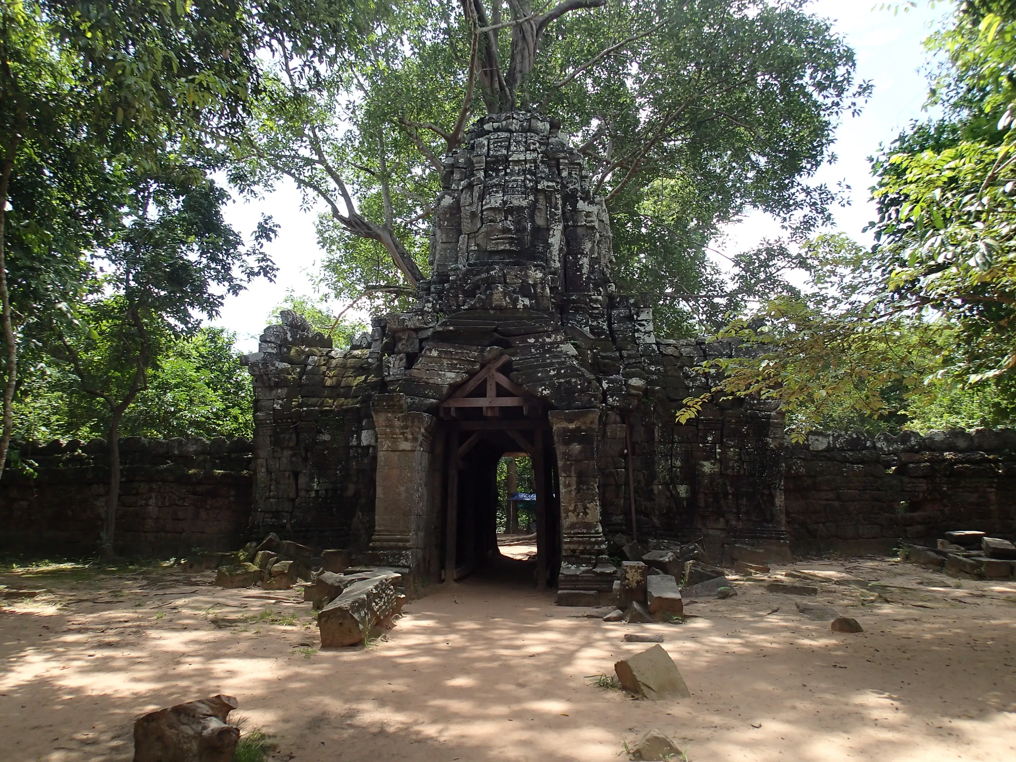 Explore Ta Som Temple
