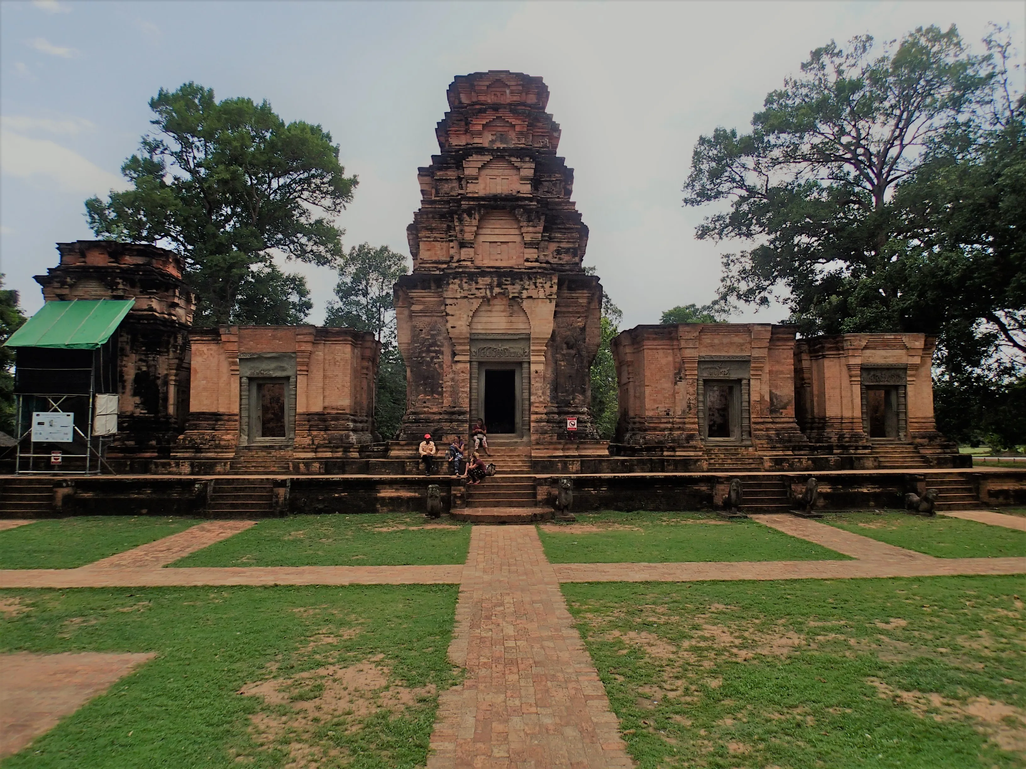Explore Prasat Kravan